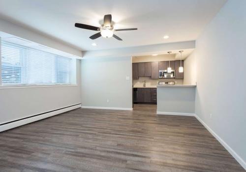 Mt. 通风的地方 Living Room with new flooring