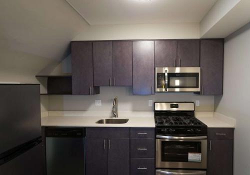 Mt. 通风的地方 Kitchen With Brown Cabinetry 和 White countertop