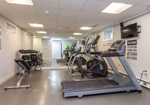 Fitness center with exercise equipment at Mt 通风的地方 apartments for rent in Philadelphia, PA